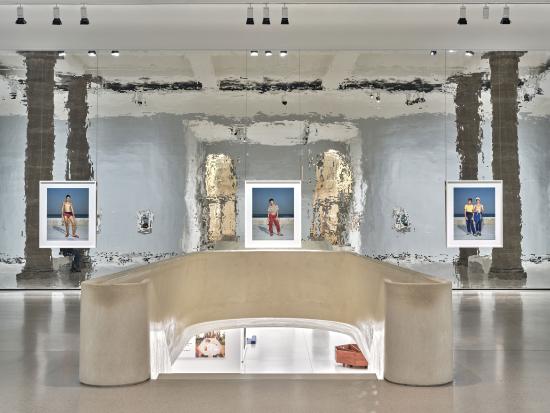 Rineke Dijkstra: Location リネケ・ダイクストラ Rineke Dijkstra-2024 - Galerie Max Hetzler